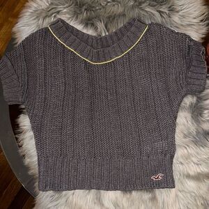 Hollister short sleeve slightly cropped knit sweater. Size L